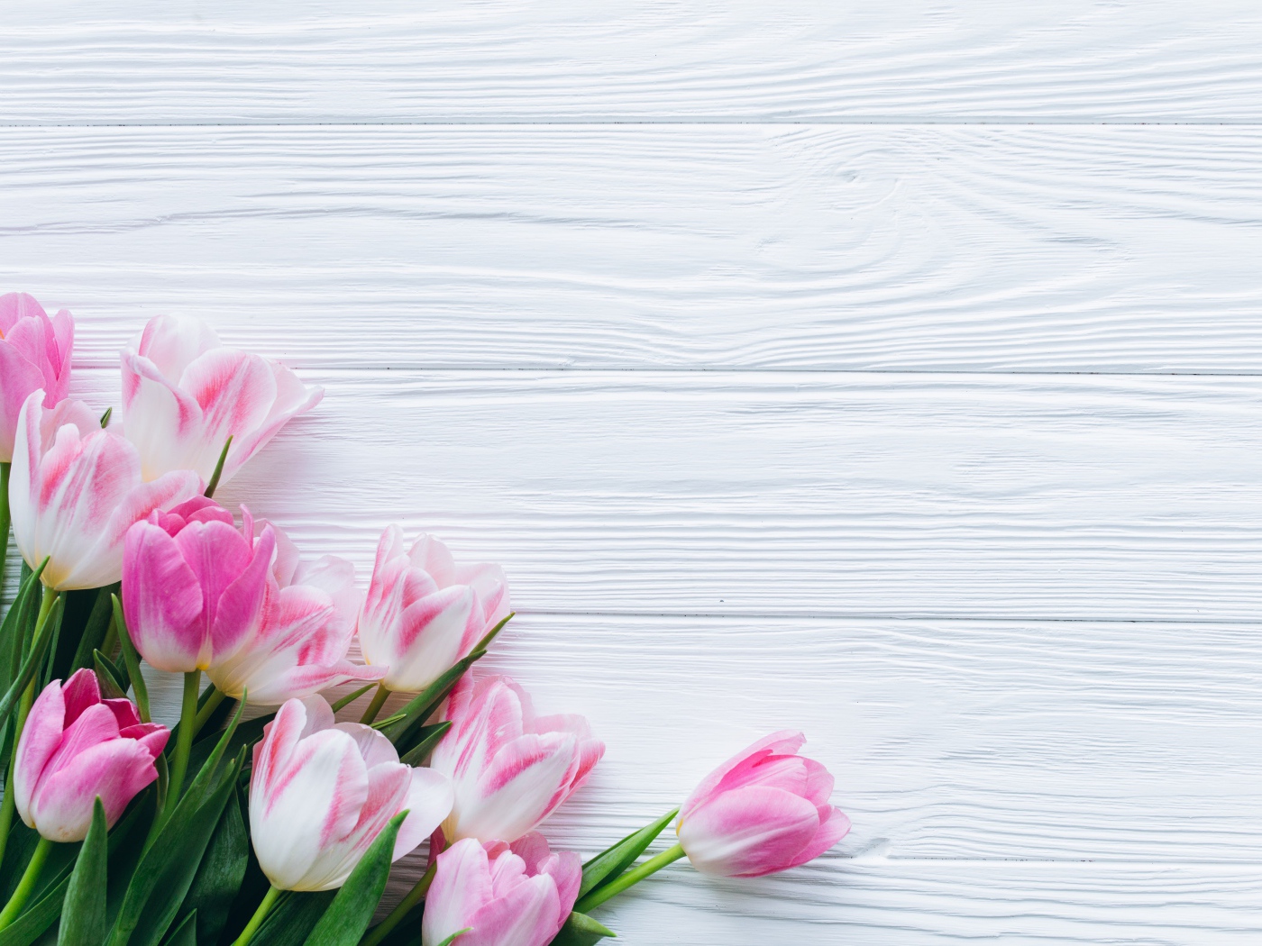 Красивый букет розовых тюльпанов на столе