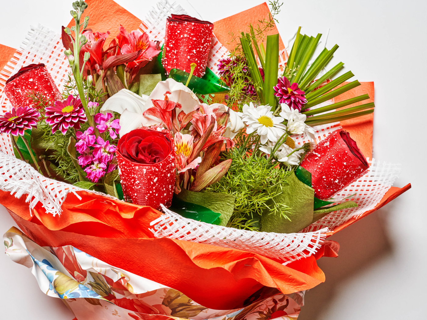 Красивый букет с разными цветами на сером фоне 