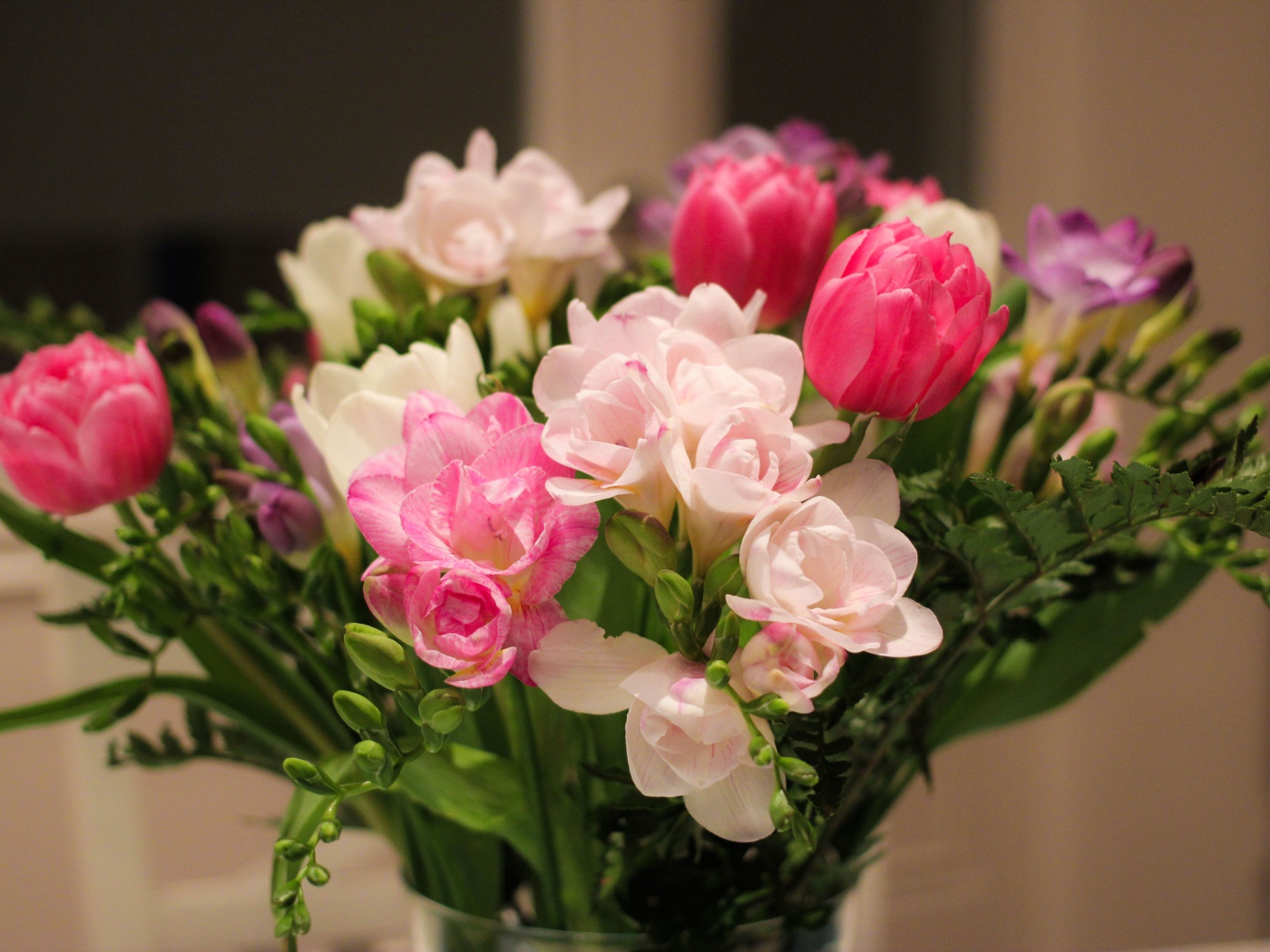 Красивый нежный весенний букет в вазе