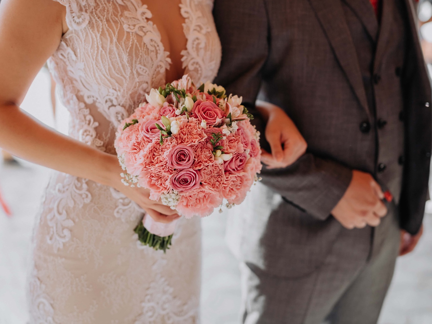 Красивый розовый букет в руках у невесты на свадьбе 