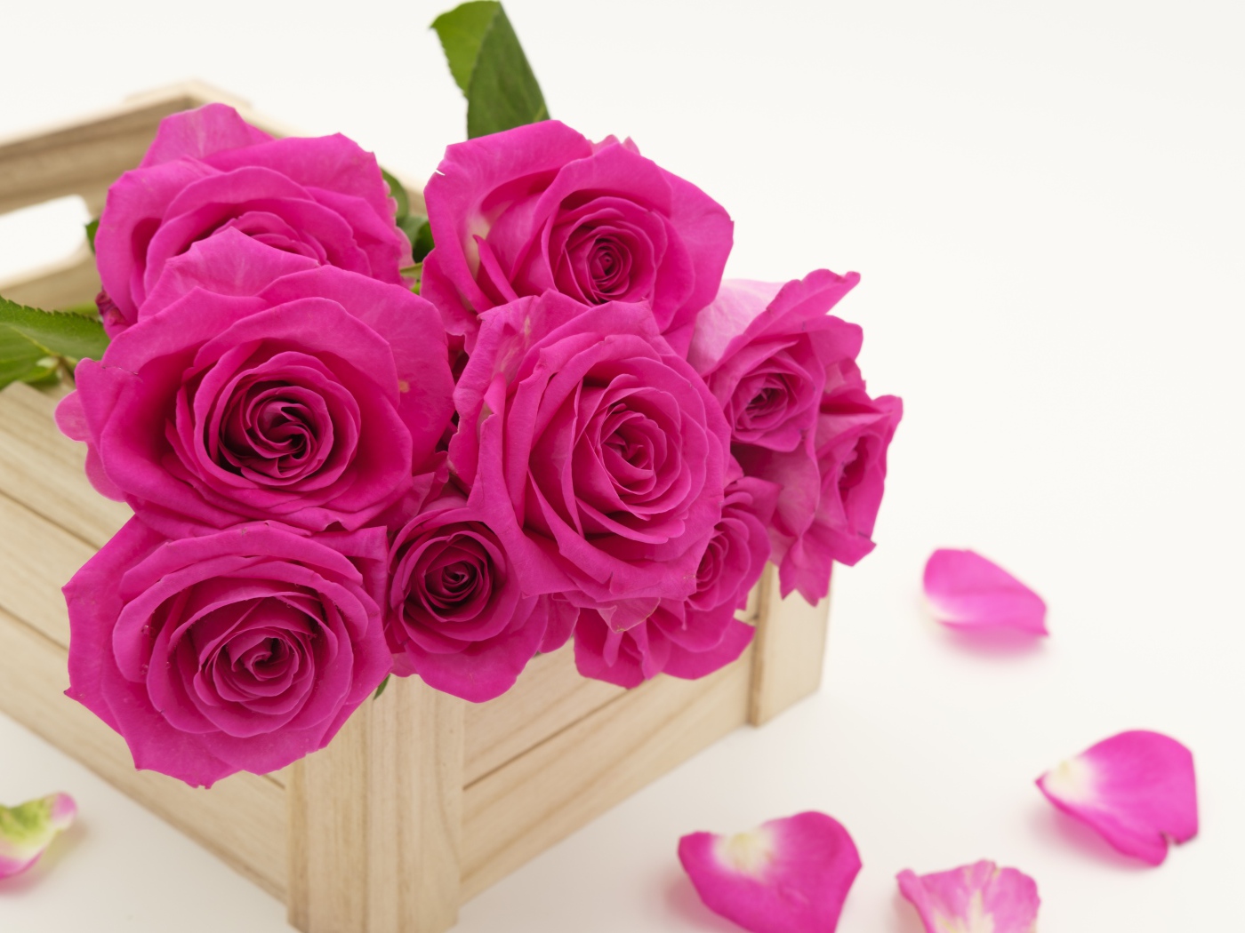 Букет розовых роз в деревянном ящике