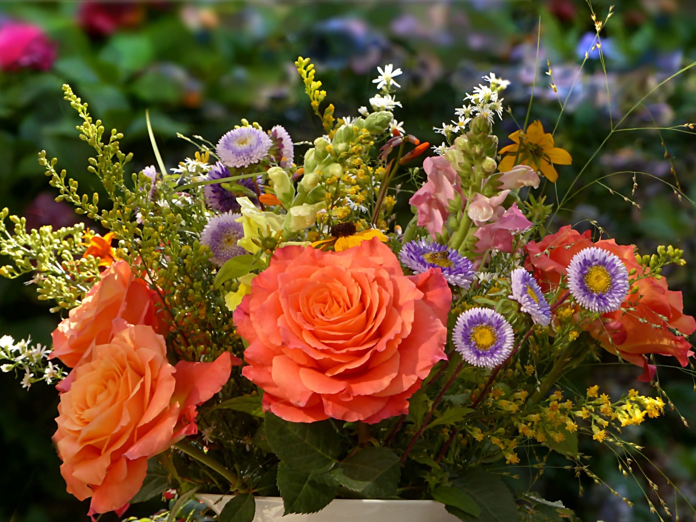 Букет полевых цветов с розами крупным планом