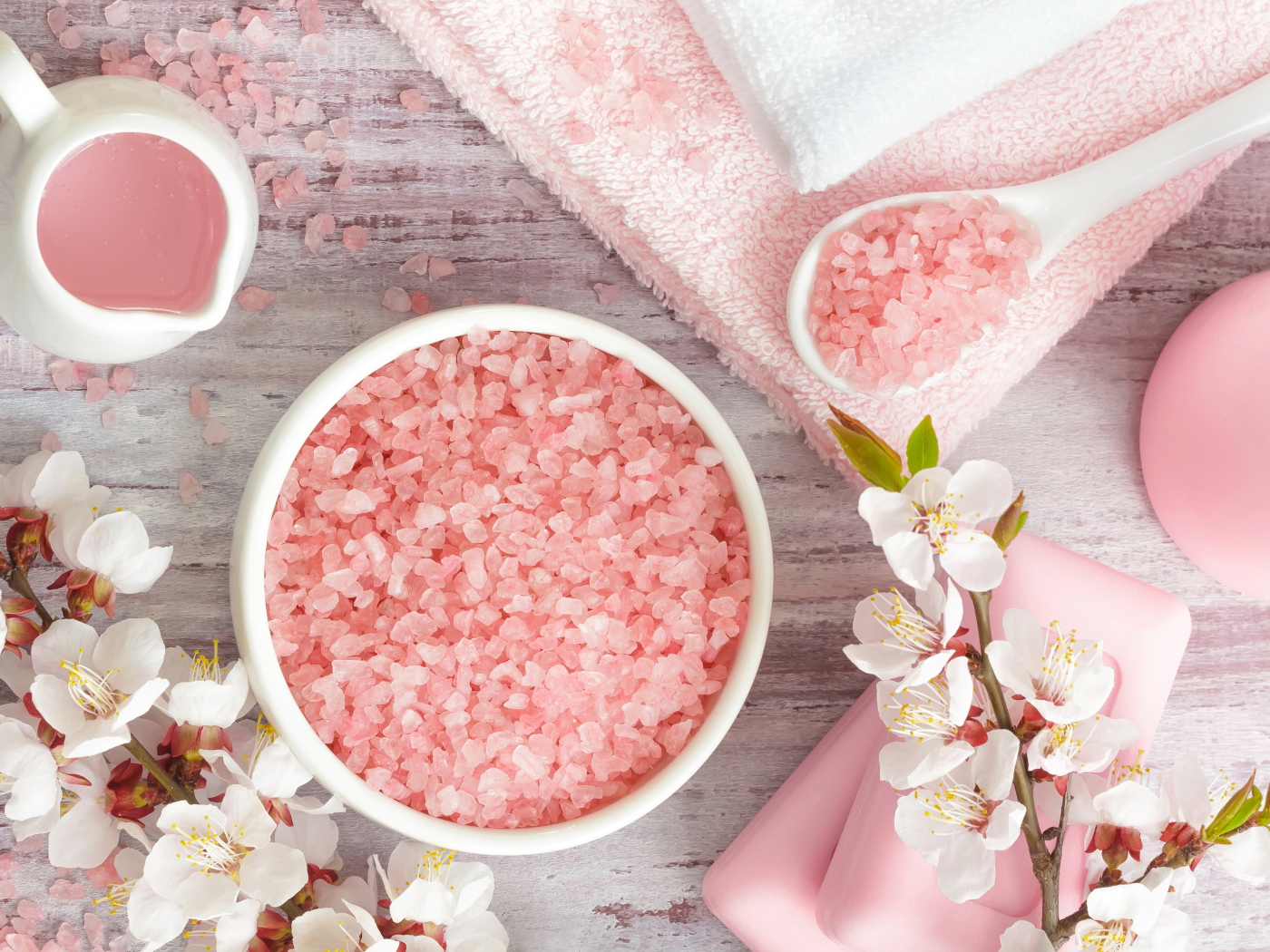 Розовая ароматная соль с цветами вишни