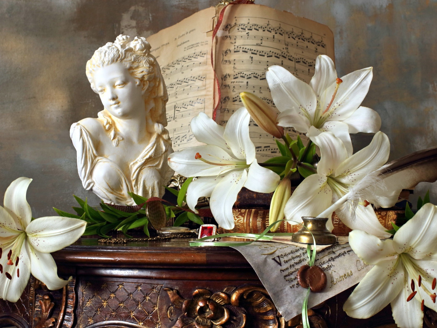 Белые лилии, статуя и ноты лежат на столе