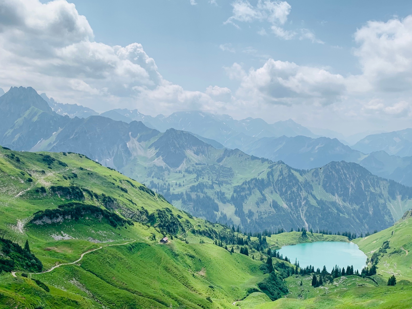 Красивый вид с высоты на покрытые зеленью горы в тумане 