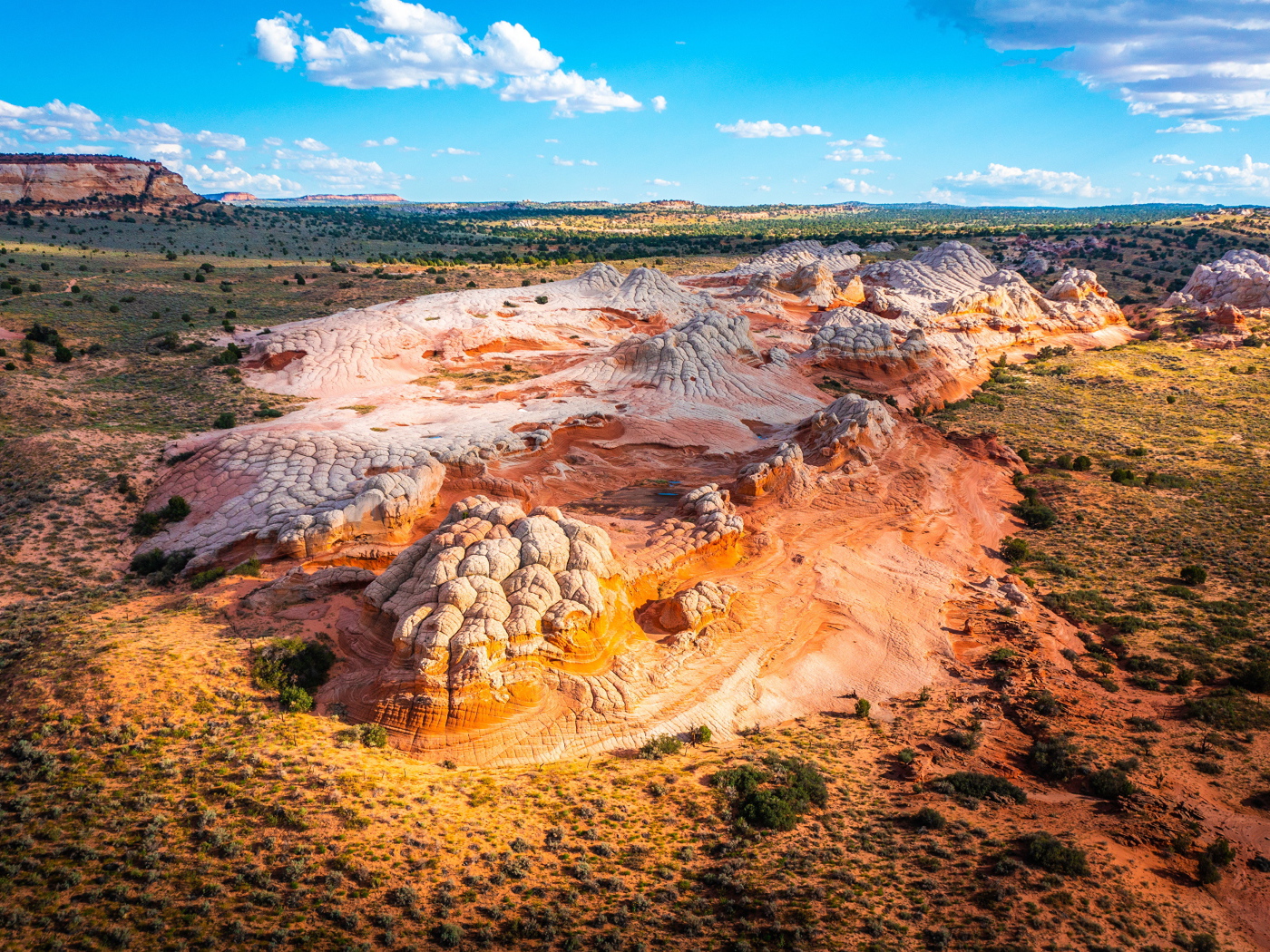 Красивый вид на соляные горы под голубым небом