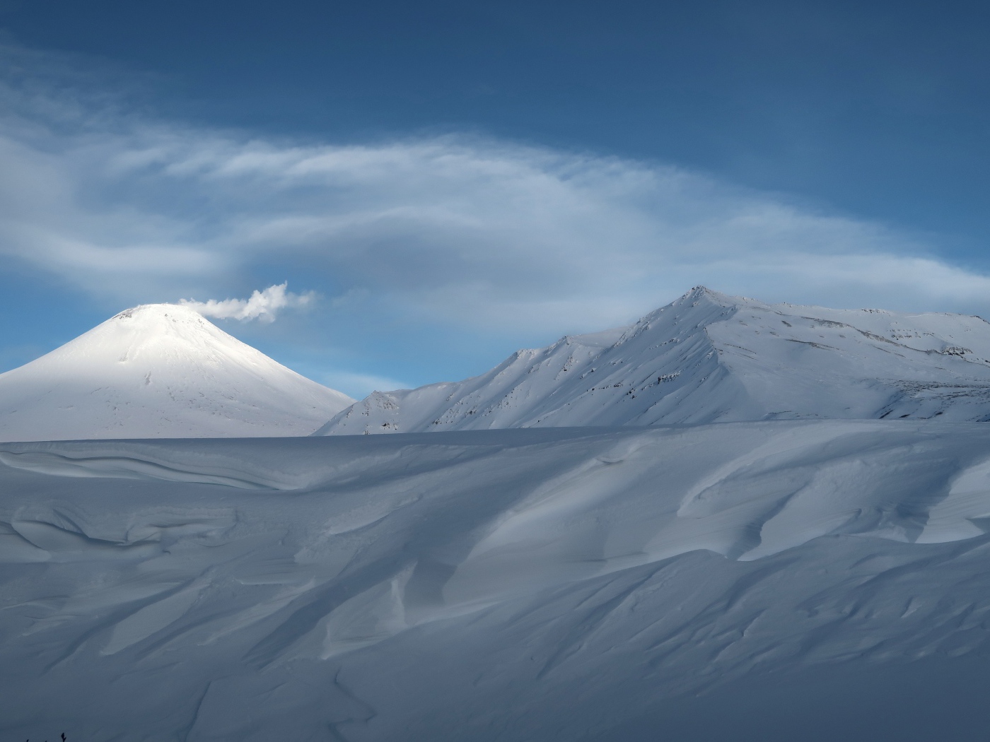 Красивые покрытые белым холодным снегом горы