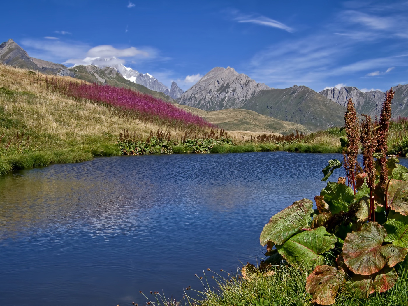 Яркое солнце над горами и озером