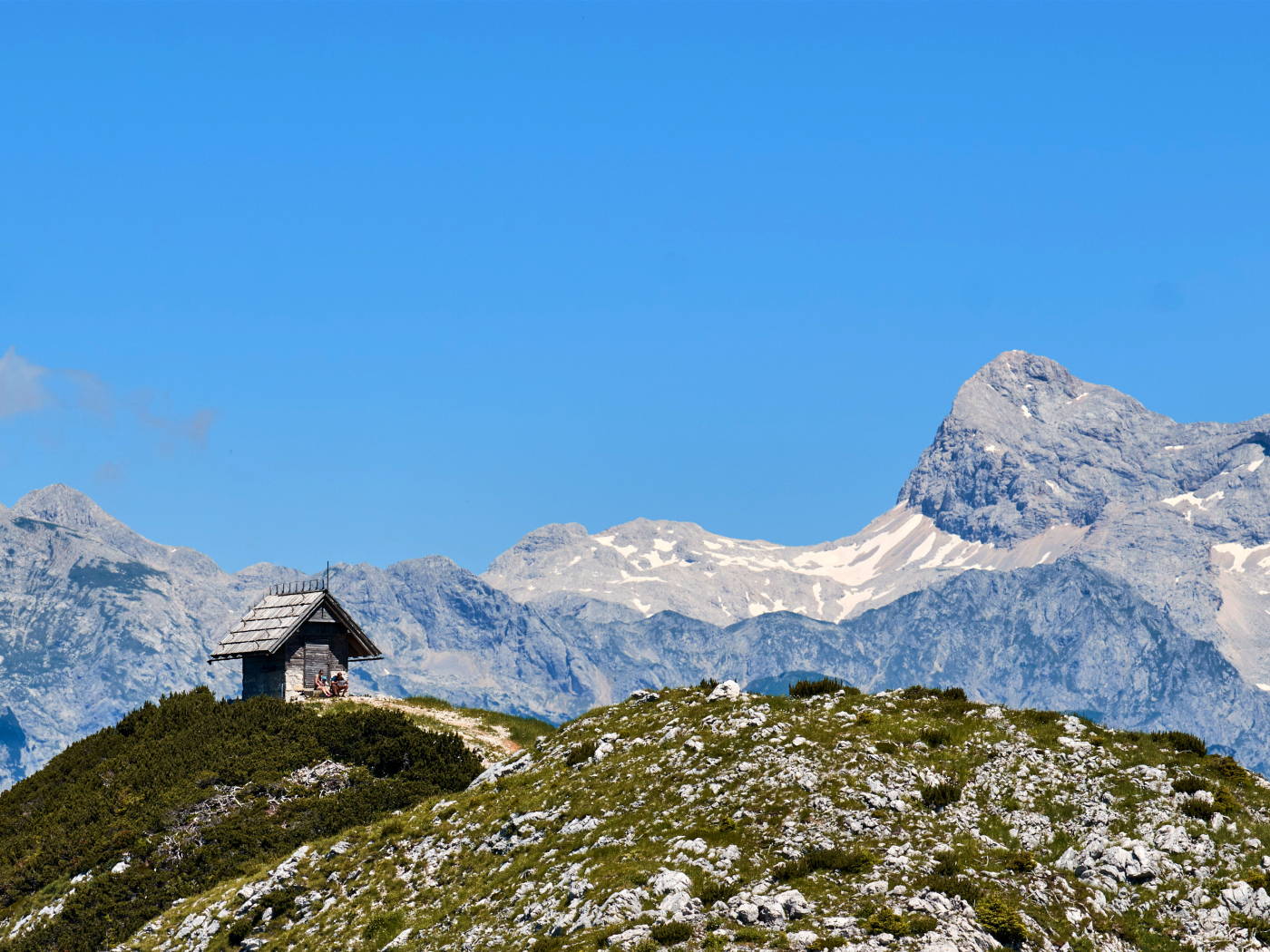 Дом на вершине горы под голубым небом