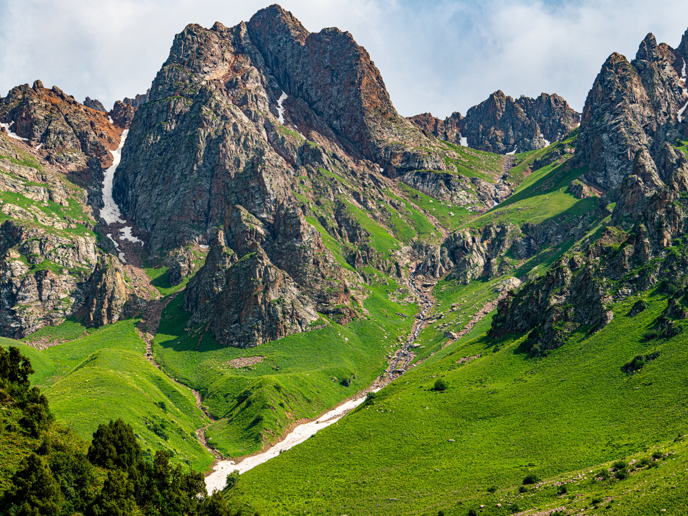 Большие каменные горы с зеленым ковром травы