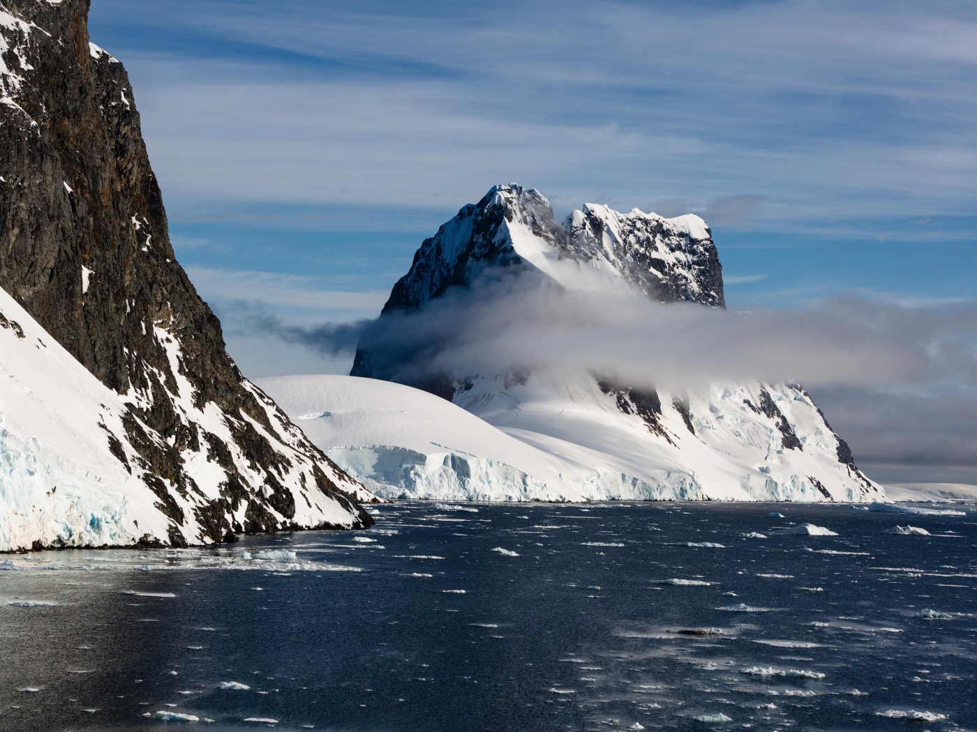 Заснеженные горы у покрытого льдом океана 