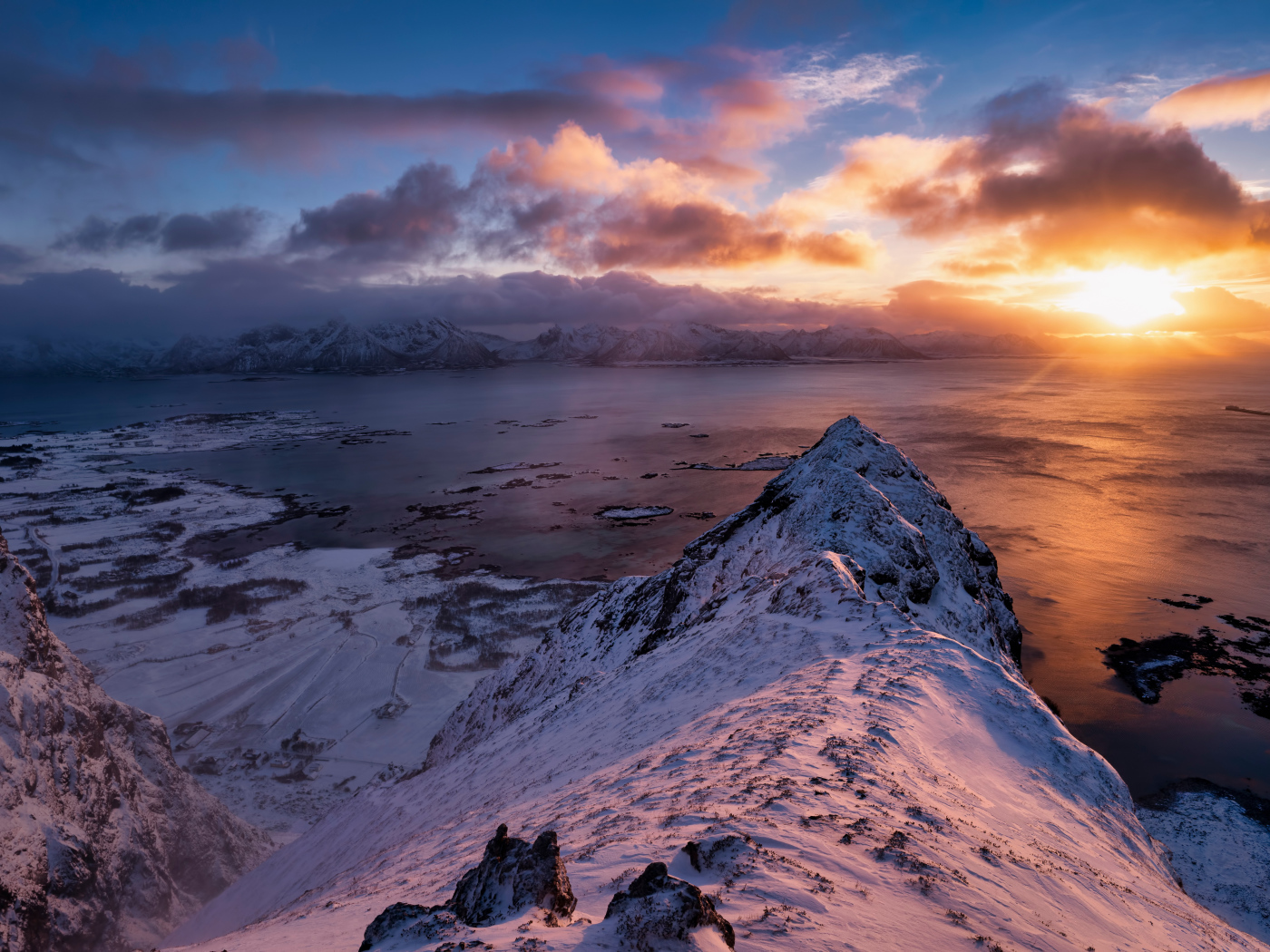 Покрытые снегом горы на закате солнца 