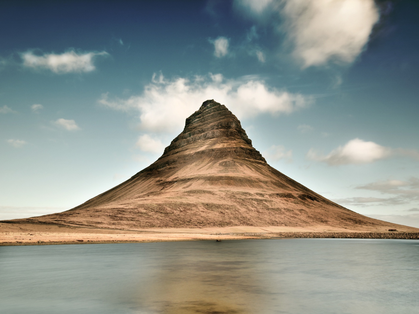 Вид на гору Киркьюфетль у озера, Исландия