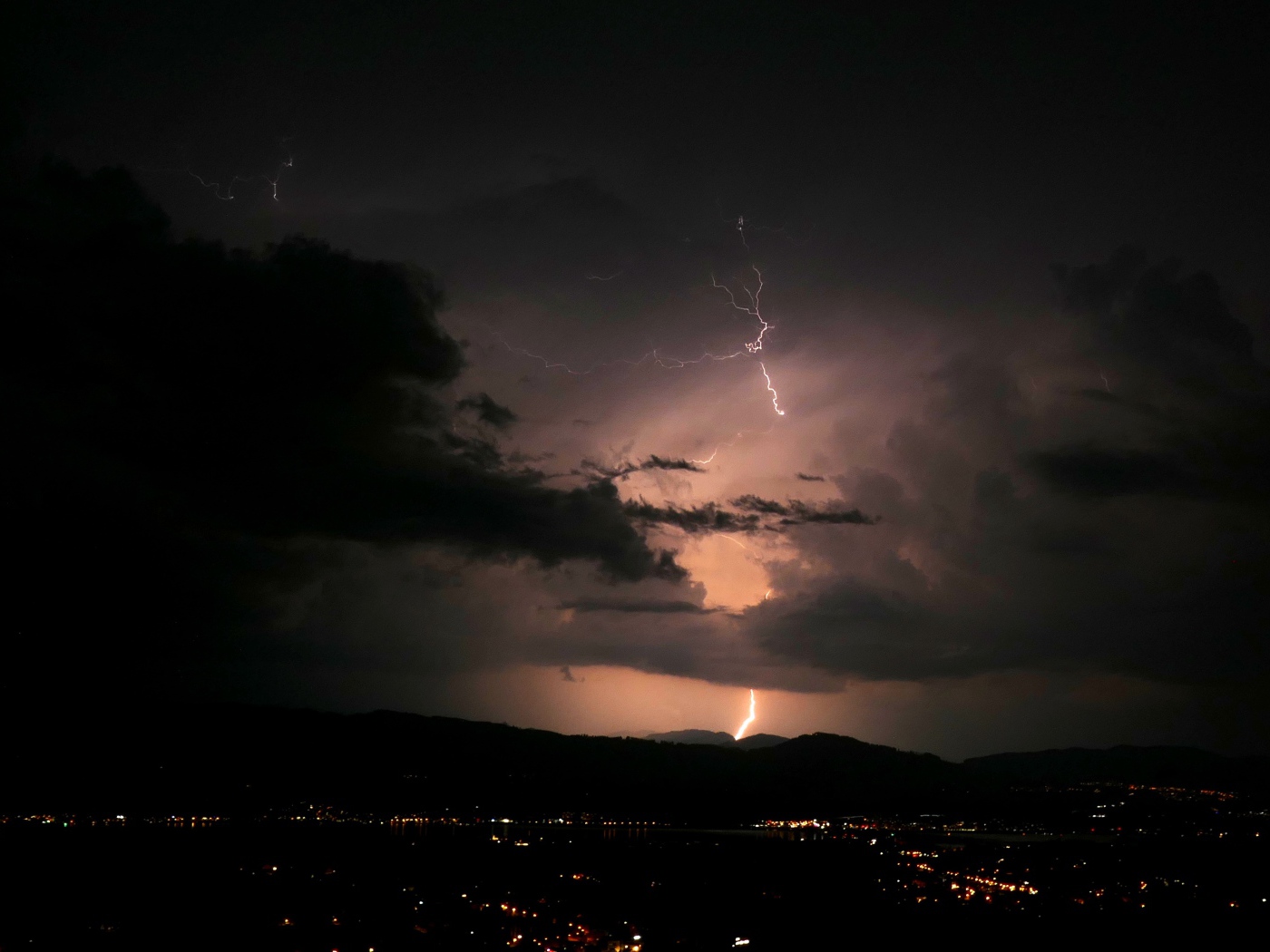 Яркое грозовое небо с молнией 