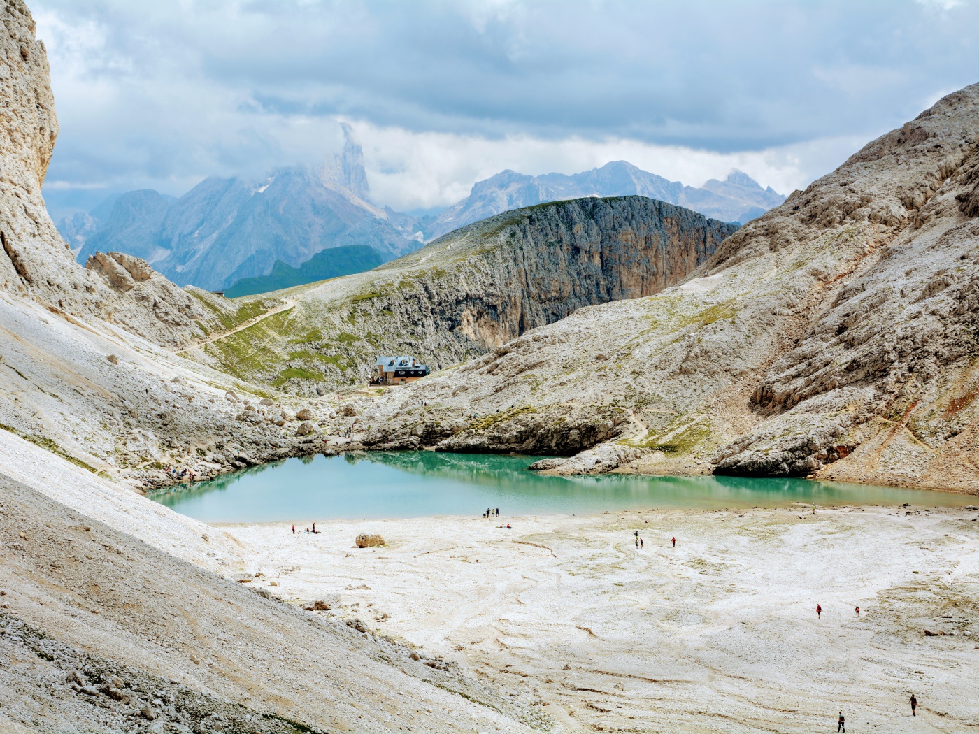 Маленькое голубое озеро в горах