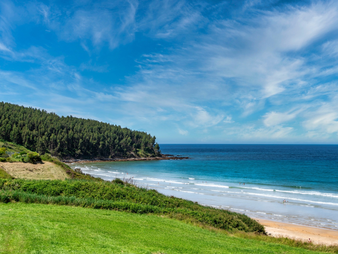 Красивое голубое небо с белыми облаками над морем 