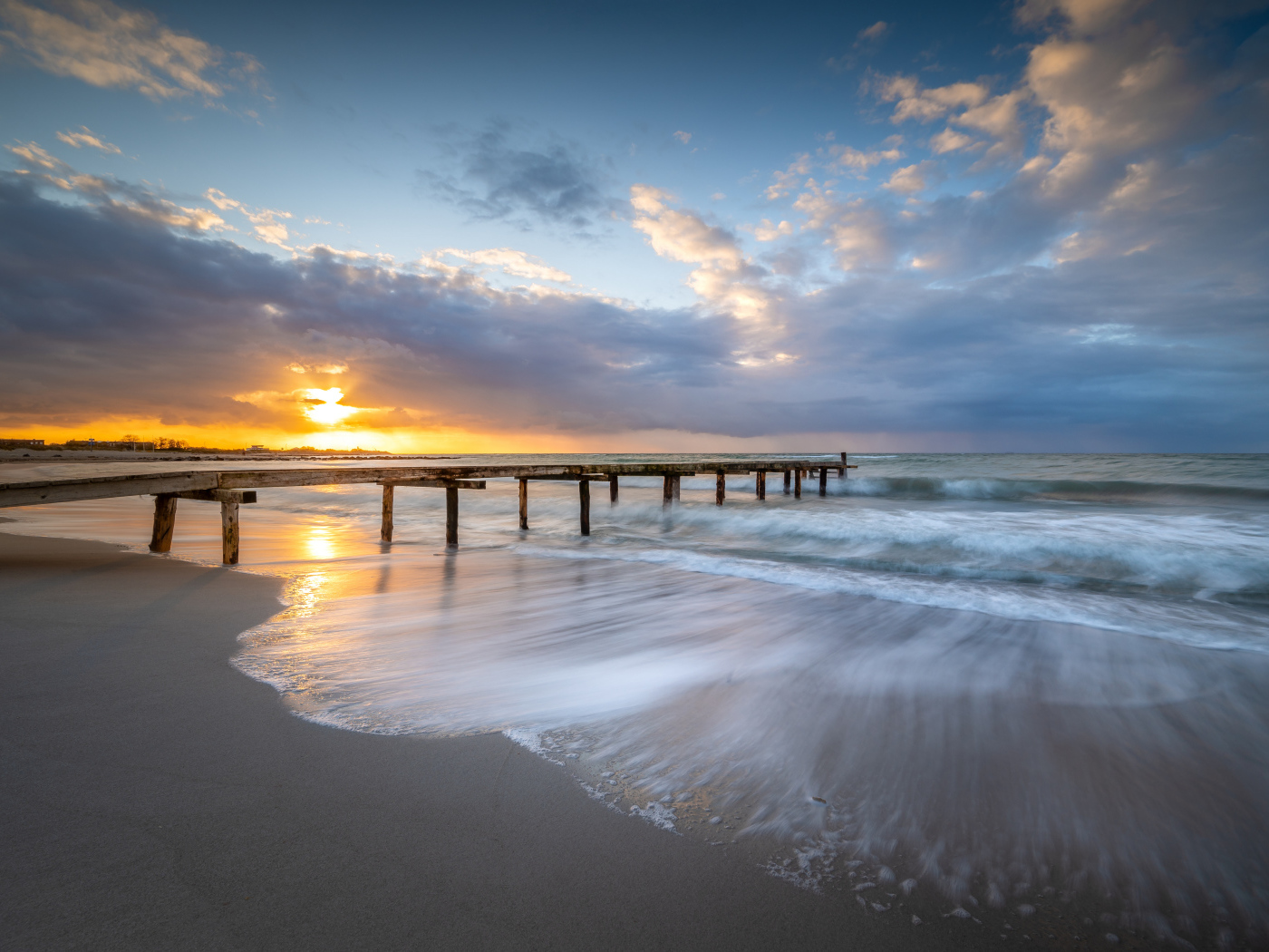 Красивые спокойные морские волны на закате