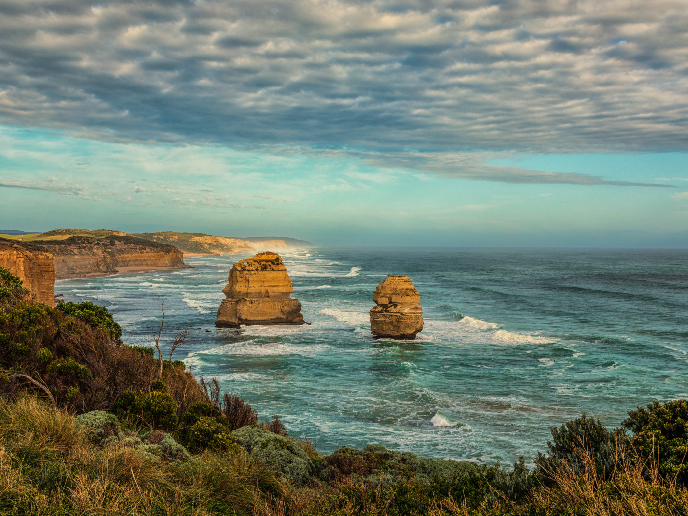 Красивый вид на скалистую береговую линию океана