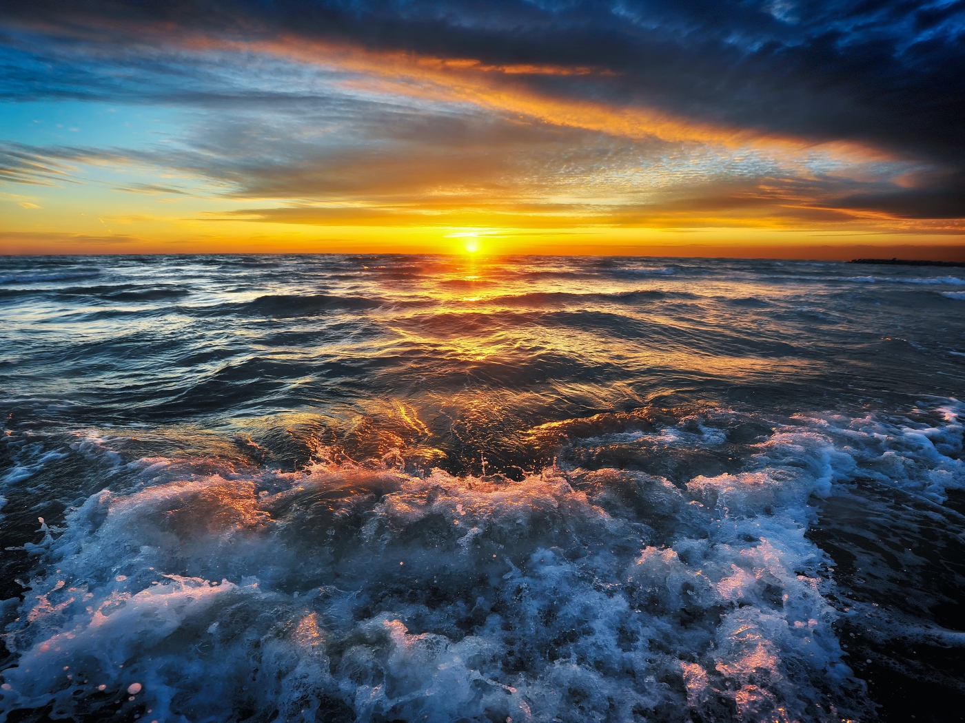 Волнующееся море на закате солнца 