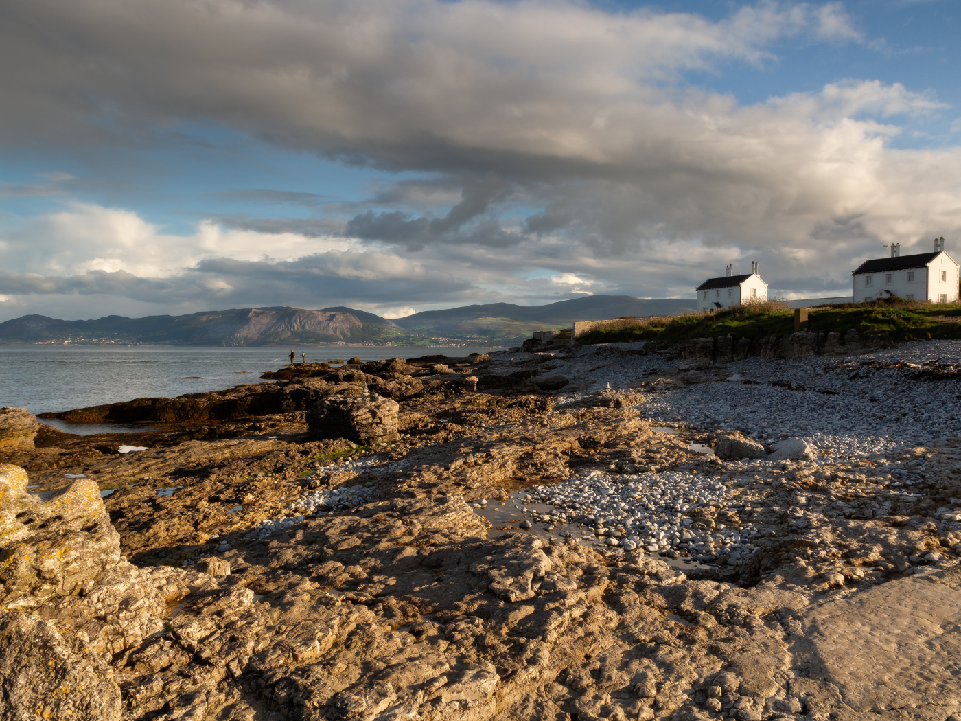Низкие серые облака над каменным берегом у моря, Великобритания