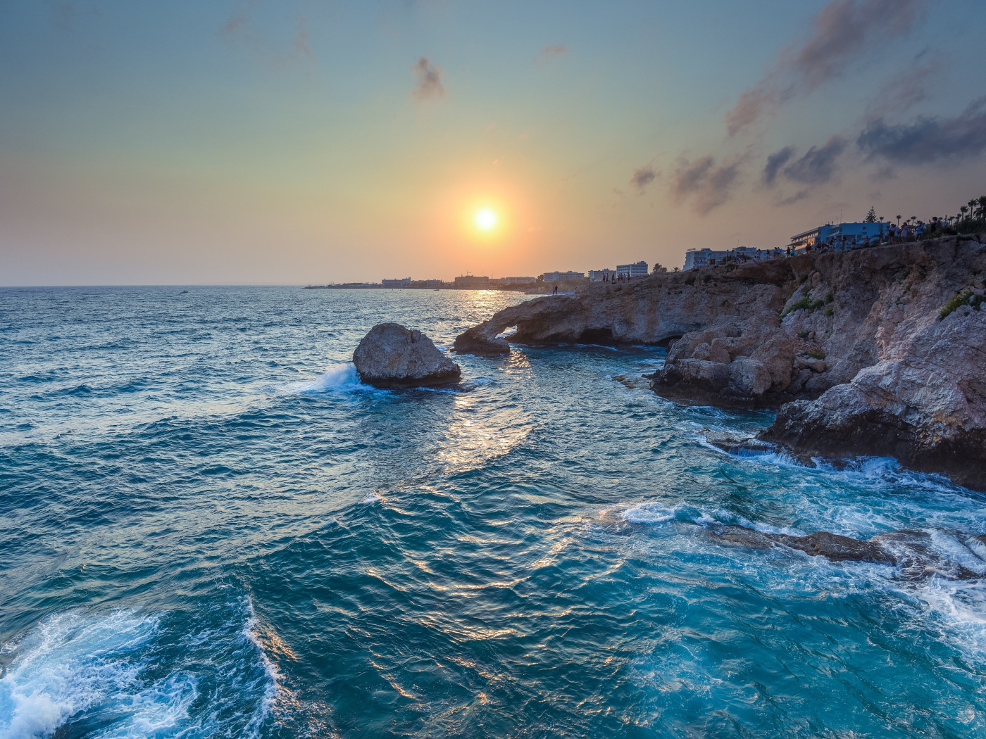 Морской прилив на закате солнца 