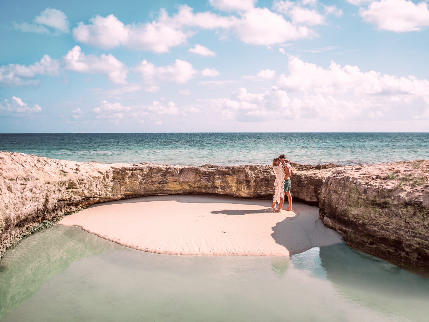 Каменное ограждение на морском пляже летом 