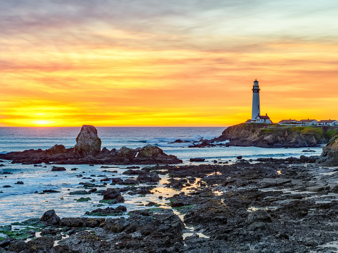 Камни на берегу моря на закате солнца