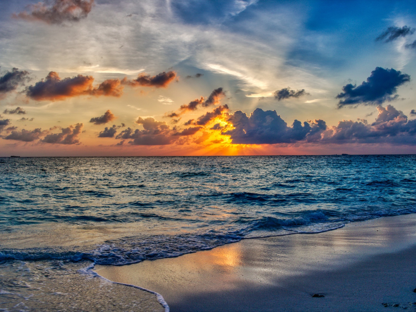 Красивый летний закат солнца над спокойным морем