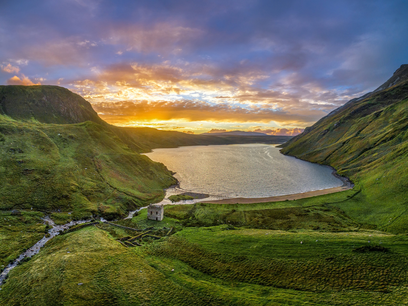 Красивый вид на закат у озера в горах