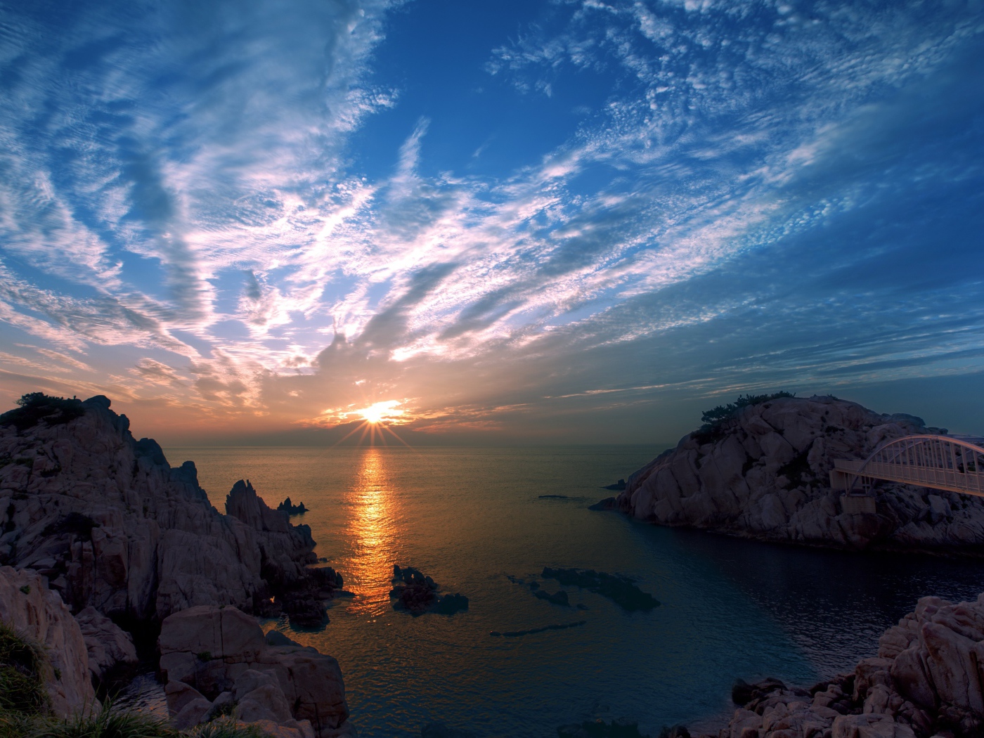 Красивый вид на закат над морем 