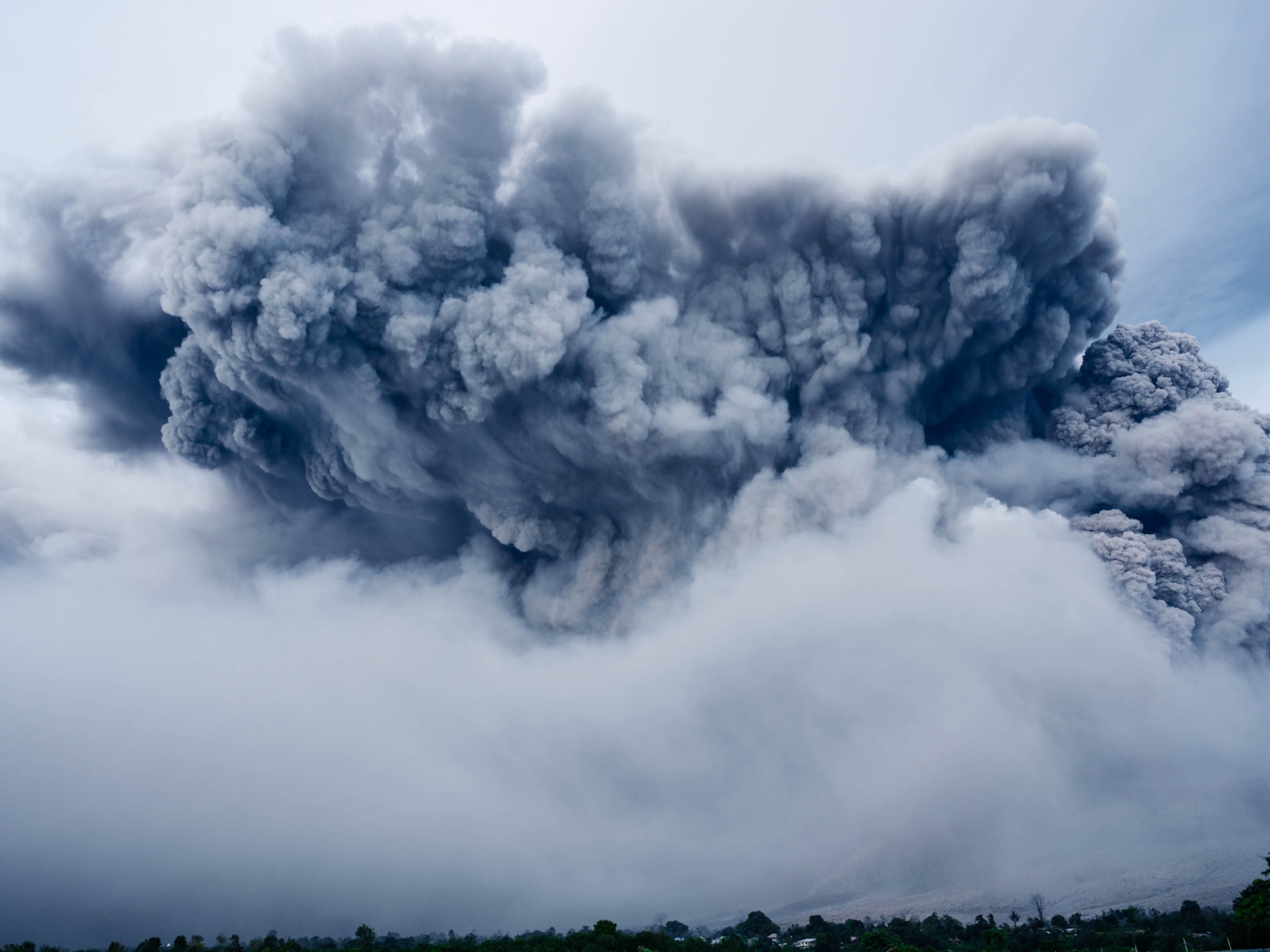 Облако пепла над вулканом