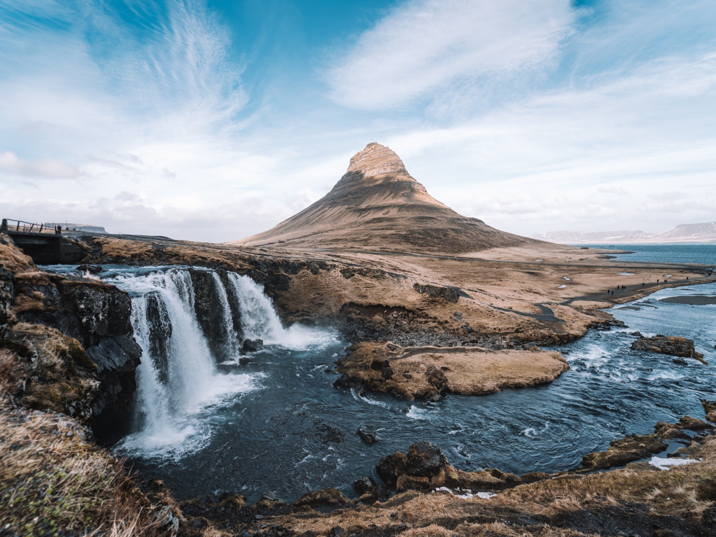 Водопад впадает в реку у тихого вулкана 