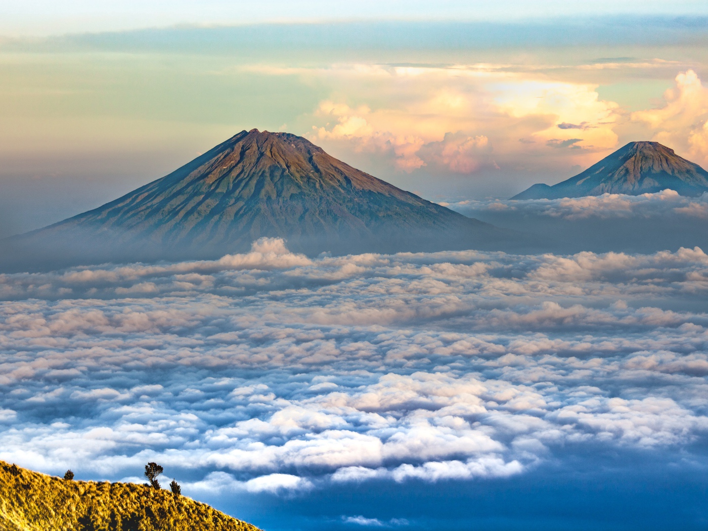 Вид на вершины спокойных вулканов 