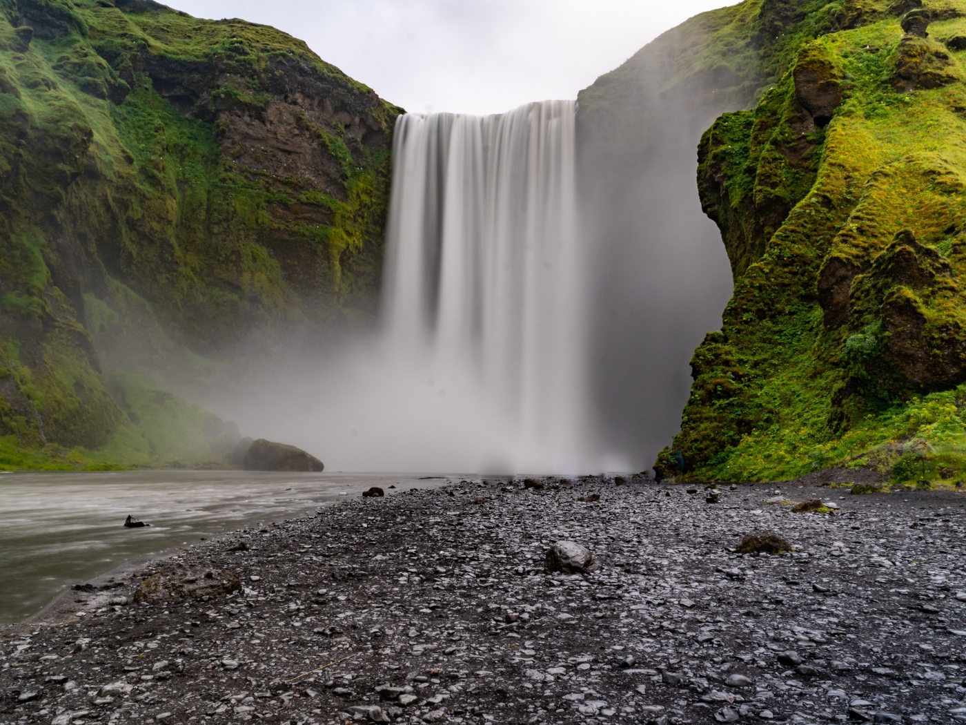 Быстрый холодный водопад стекает с утеса 