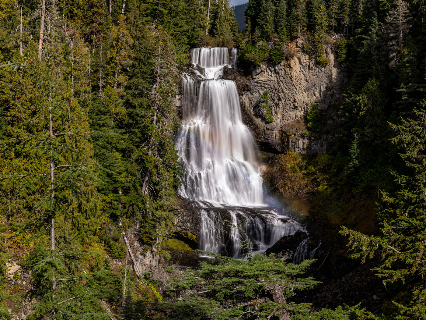 Большой водопад Александр стекает по скале в лесу 