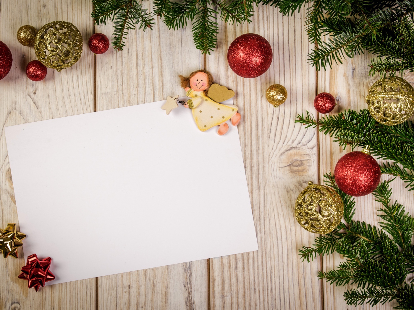 Шаблон новогодней открытки с еловой веткой и игрушками 