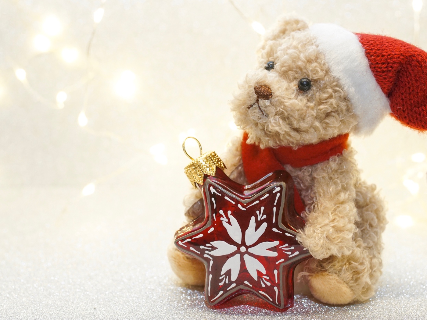 Новогодний медвежонок с елочной игрушкой 