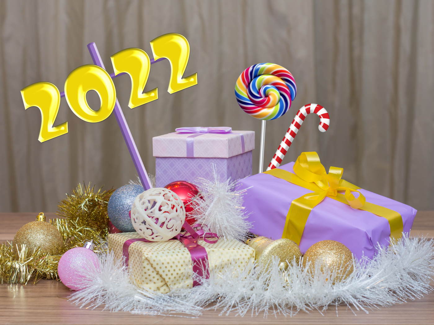 Подарки и елочные украшения на новый год 2022