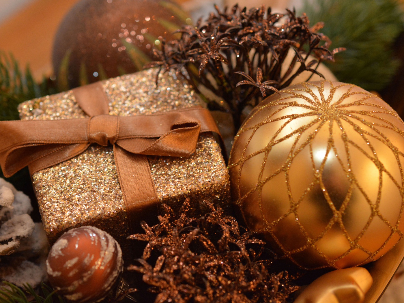 Золотой шар и подарки с украшениями на новый год 