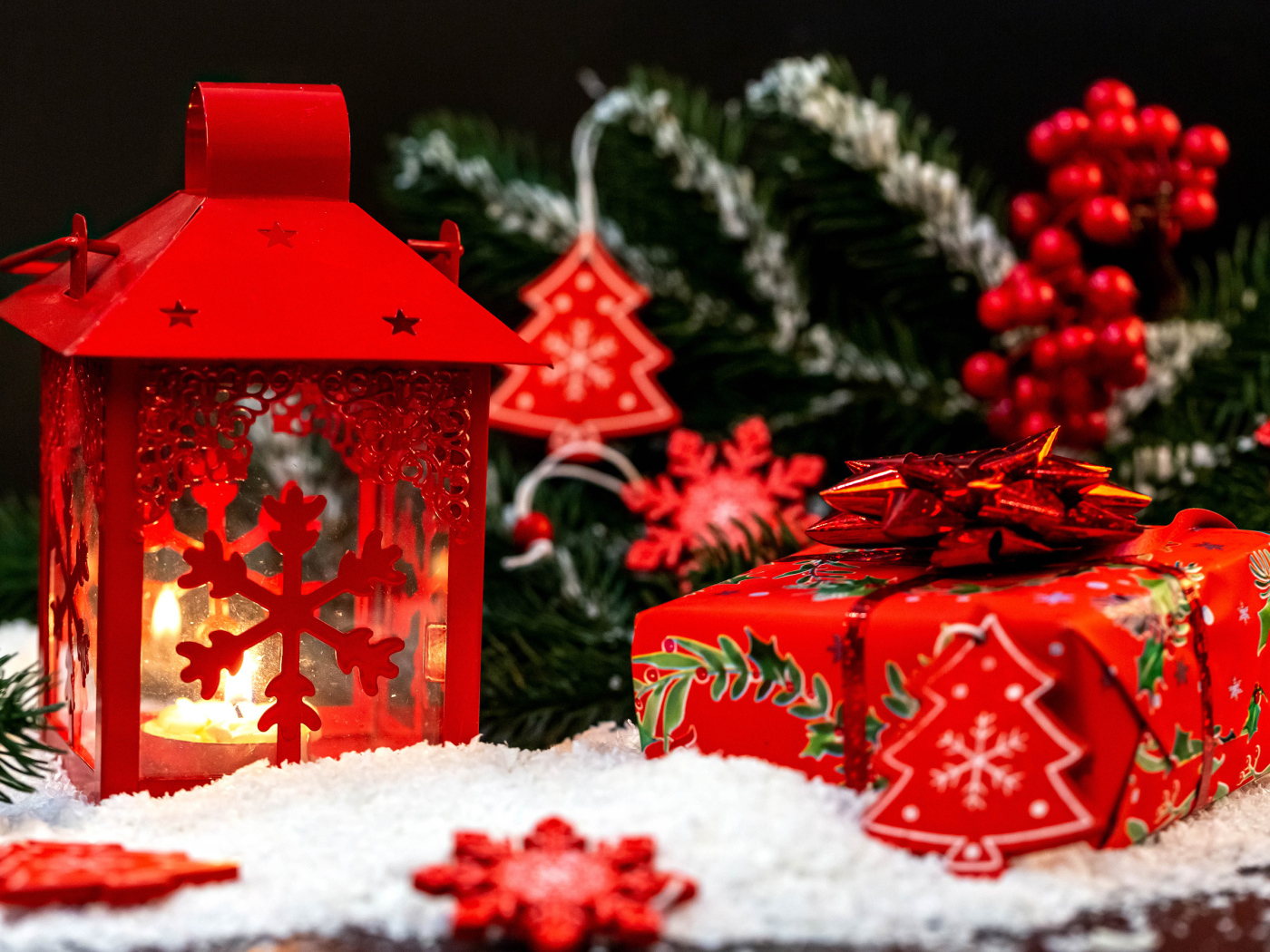 Красный фонарь с подарком у елочной ветки