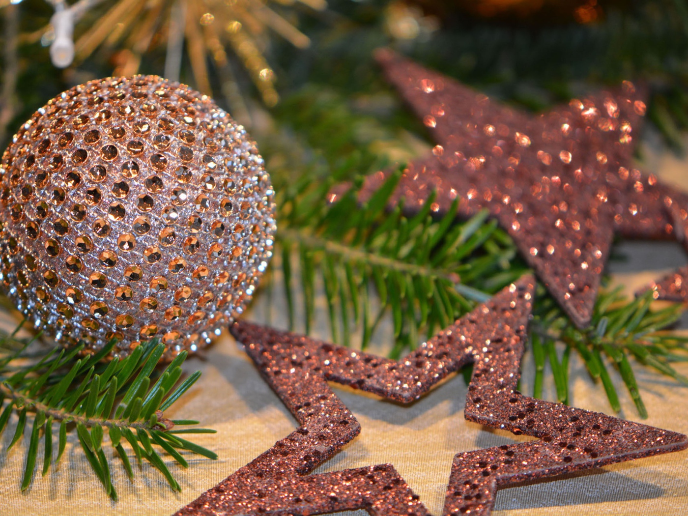 Блестящий шар и звездочки на елку на новый год 