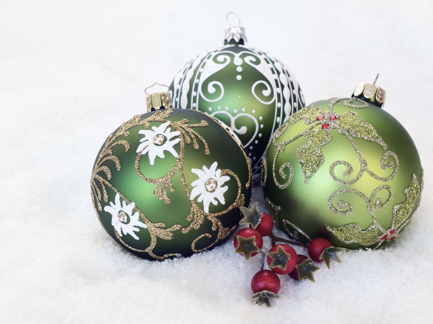Три зеленых новогодних шара для елки на снегу