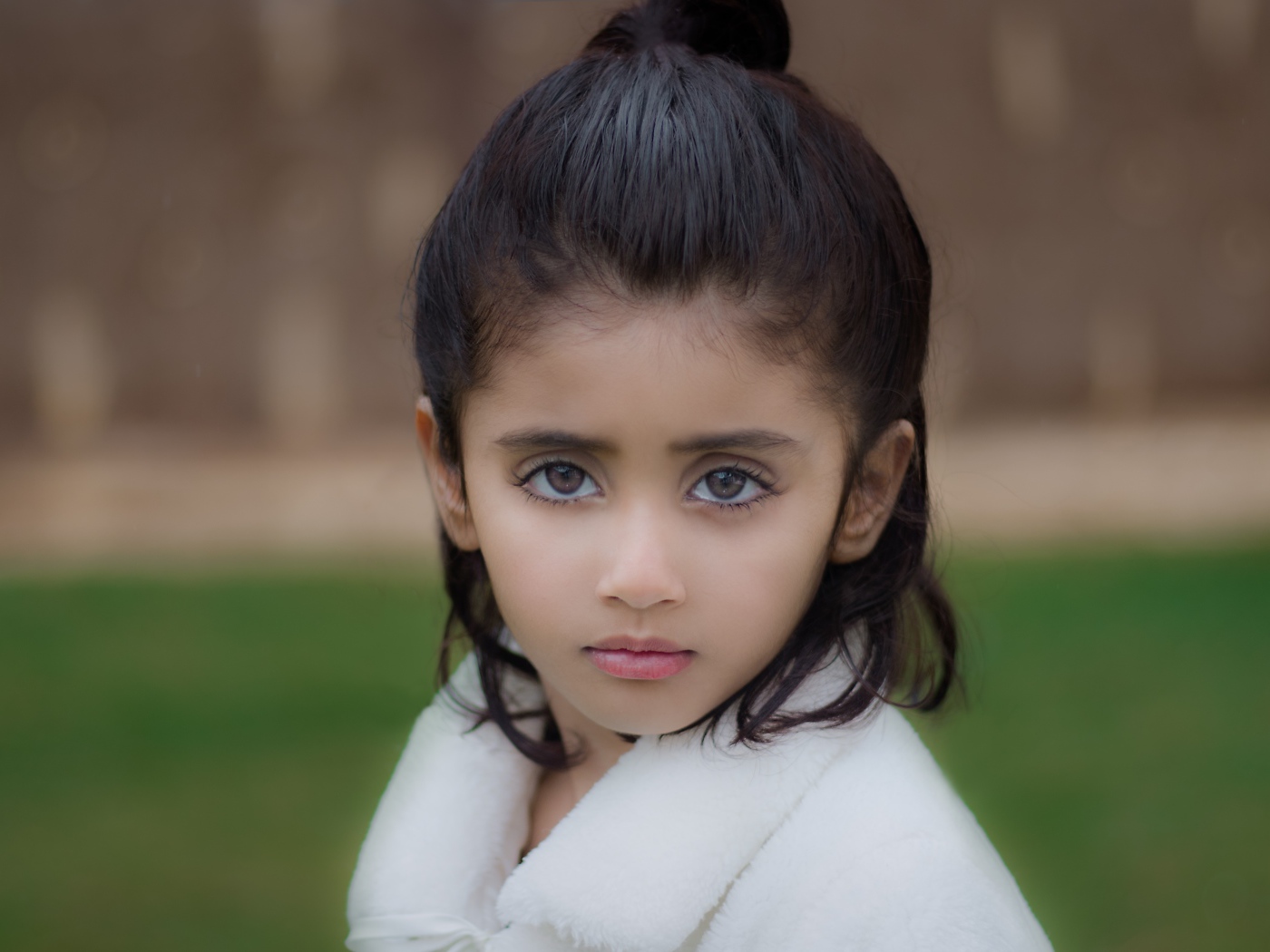 Красивая девочка с большими глазами