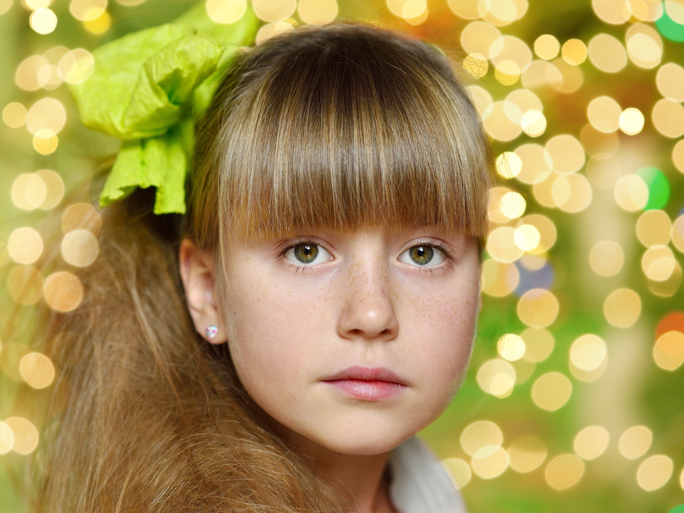 Красивая девочка с длинными волосами и длинной челкой