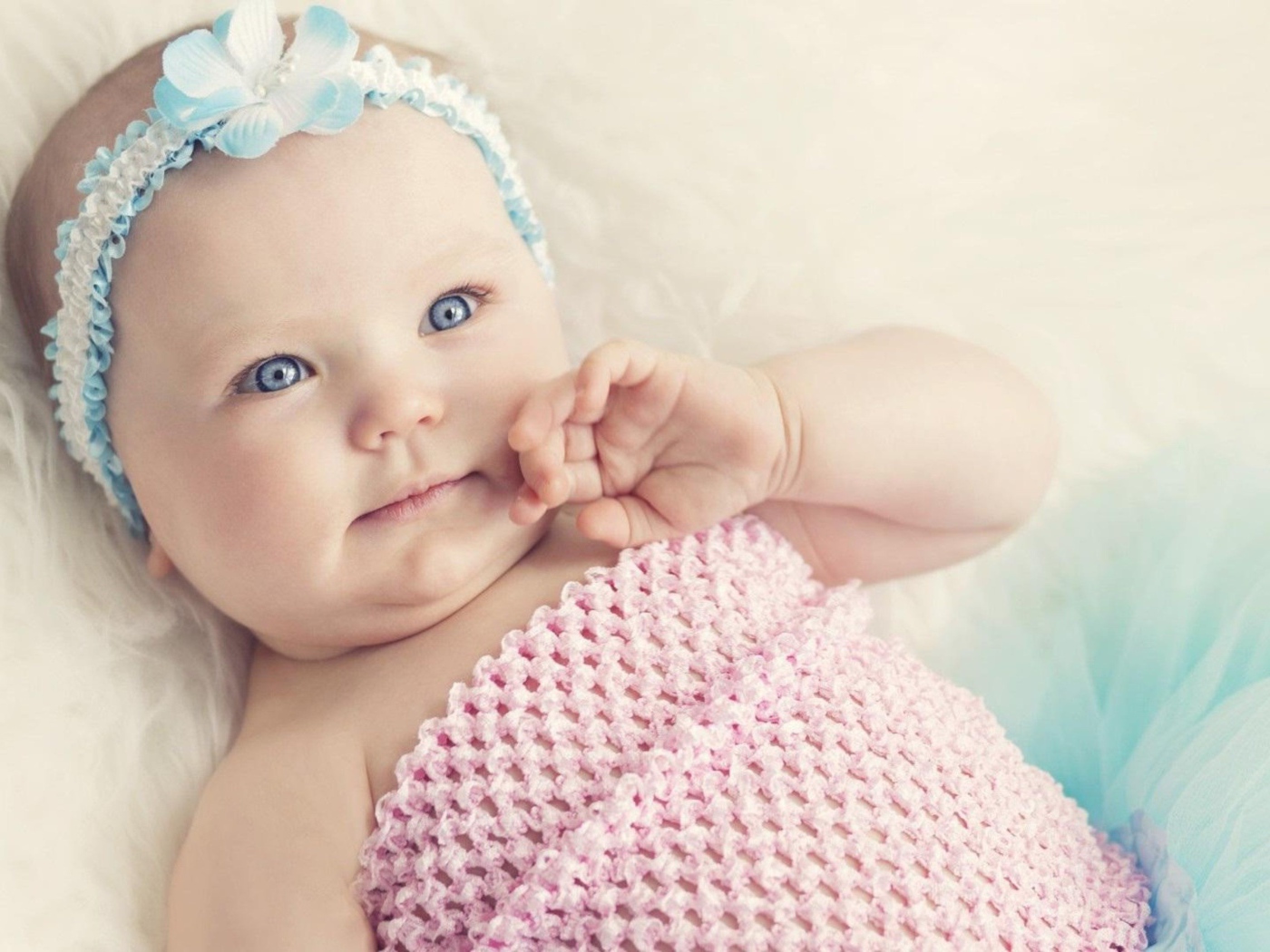 Голубоглазая маленькая девочка с повязкой на голове 