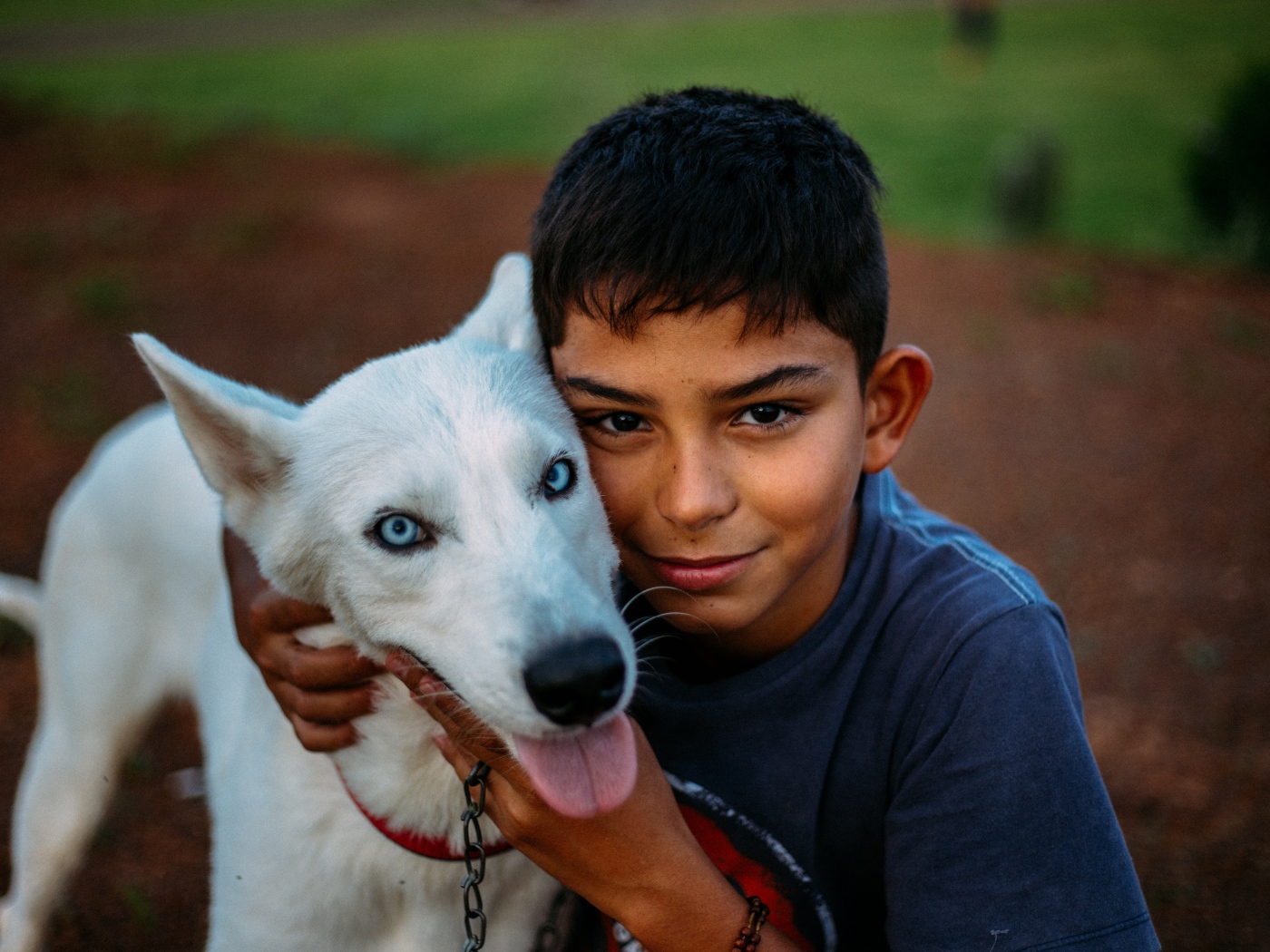 Мальчик с белой собакой с голубыми глазами 
