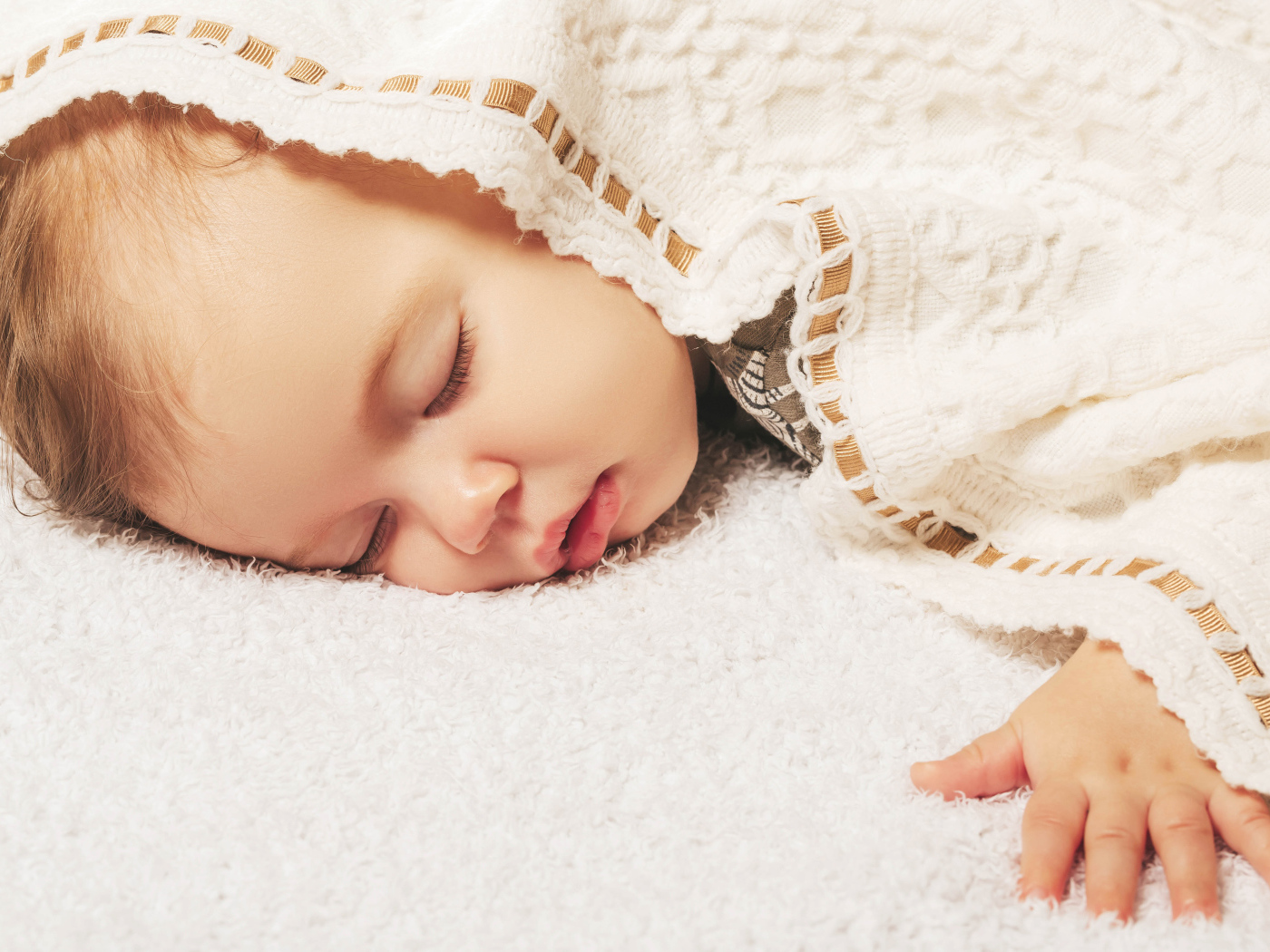 Милый спящий ребенок под покрывалом 