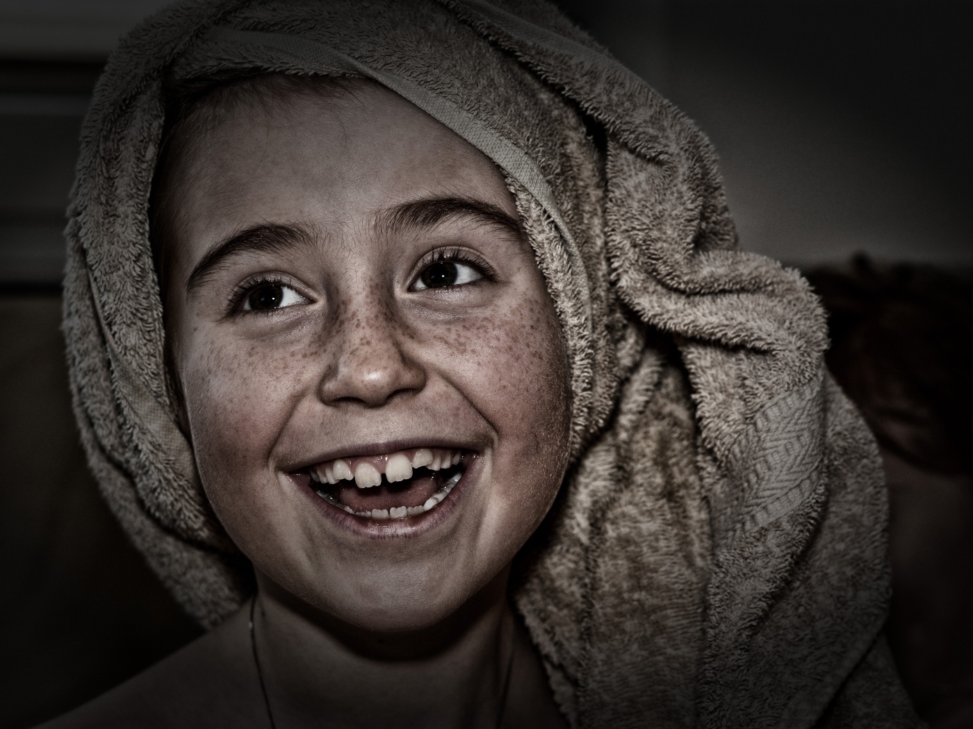 Девушка с веснушками на лице с полотенцем на голове