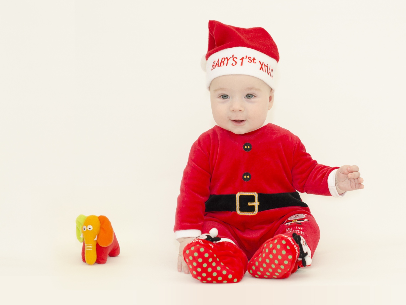 Маленький мальчик в новогоднем костюме на белом фоне