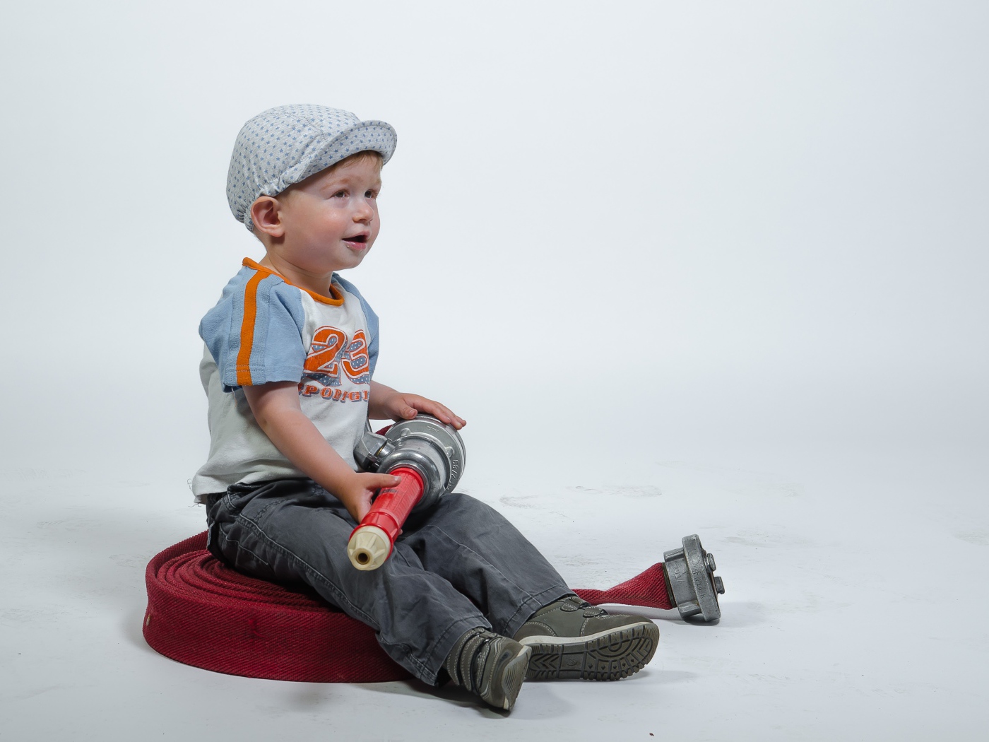 Маленький мальчик с пожарным гидрантом